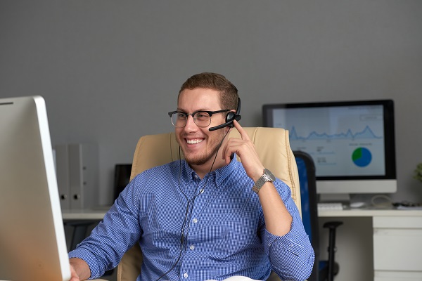 Impiegato utilizza un centralino telefonico per ufficio.